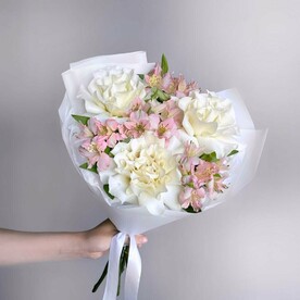 Нежный букет белая французская роза и розовая альстромерия