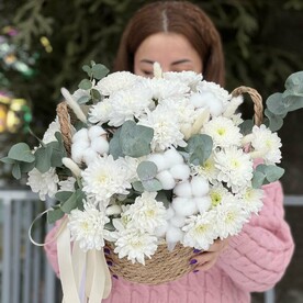 Хризантема кустовая,хлопок,сухоцветы и веточки эвкалипта в стильном оформлении