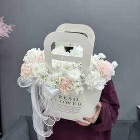 Стильная сумочка с кустовой хризантемой и ароматным диантусом