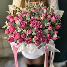 Кустовая ароматная пион роза в коробке с эвкалиптом