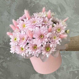 Нежная композиция из хризантем в цилиндре
