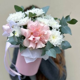 Нежная композиция с ароматными хризантемами и французской розой