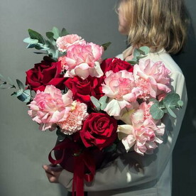 Цветы в коробке - французская роза, диантус и эвкалипт