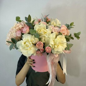 Цветы в коробке : пион роза, французская роза и гортензия с эвкалиптом