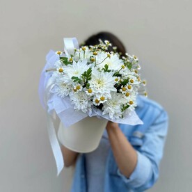 Кустовая хризантема и ромашка в коробке милый букет комплимент