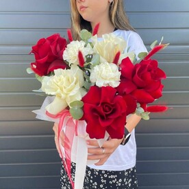 Цветы в коробке : французская роза , диантус , лагурус и эвкалипт  доставка цветов в краснодаре