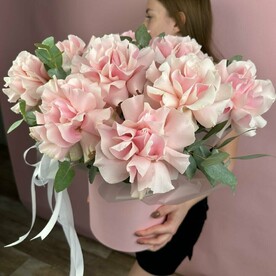 Цветы в коробке : французская роза с эвкалиптом