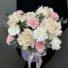 Цветы в коробке : французская роза , диантус и эвкалипт