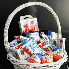 Корзина со сладостями киндер