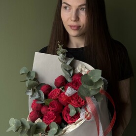 Монобукет из кустовых роз с эвкалиптом