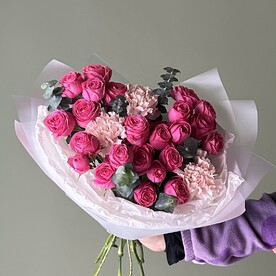 Букет с кустовой розой и диантусами