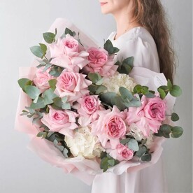 Авторский букет «Воздушное маршмеллоу» пион. Розы и гортензия