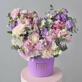 Цветы в коробке «Лавандовый раф» с ранункулюсом и маттиолой