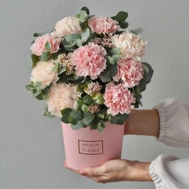 Цветы в коробке «Афродита» диантусы с эвкалиптом