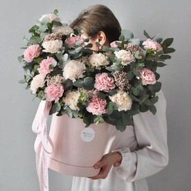 Большая шляпная коробка «Афродита» диантусы и эвкалипт