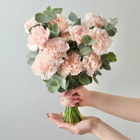 Букет невесты из диантусов с эвкалиптом