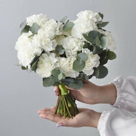 Букет невесты из белых диантусов с эвкалипом