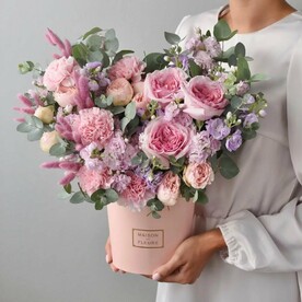 Цветы в коробке «Адель» пион. Розы и маттиола