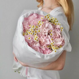 Розовая гортензия и ромашки