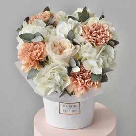 Цветы в коробке «Солёная карамель» гортензия и пионовидная роза