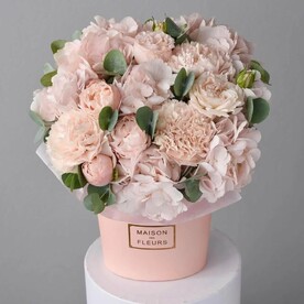 Цветы в коробке «Клубничный мильфей» гортензия и розы