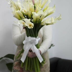 25 белых высоких калл