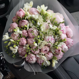 Букет из розовых пионов и фрезий