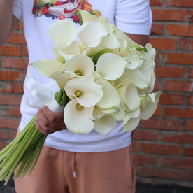 25 белых калл высотой 60 см.