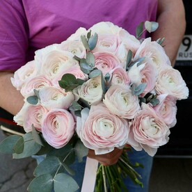 Букет из 25 ранункулюсов