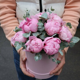 11 розовых шариков в коробке