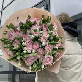 Нежный букет из тюльпанов и ранункулюсов