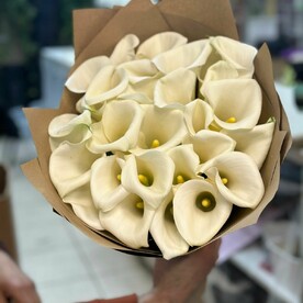 29 белых калл в крафте