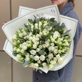 151 тюльпан с эвкалиптом в стильной упаковке