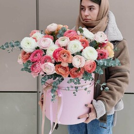 51 ранункулюс с эвкалиптом в шляпной коробке