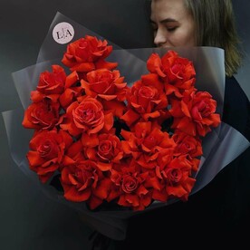 15 алых французских роз