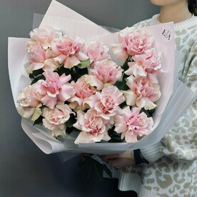 15 французских розовых роз
