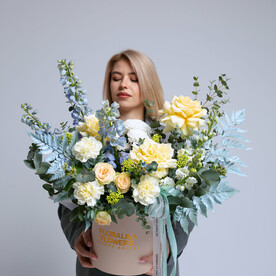 Шляпная коробка с пионовидными французскими розами