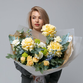 Авторский букет с кремовыми розами