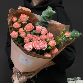 Букет из пионовидных роз мадам бомбастик с эвкалиптом