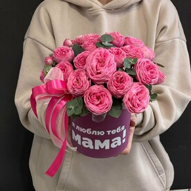 Композиция в шляпной коробке из пиононвидных роз с эвкалиптом для Мамы