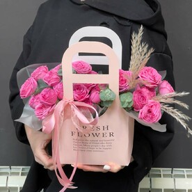 Цветочная композиция в сумке из пионовидных роз с эвкалиптом