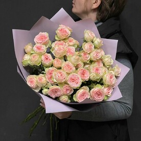 Нежный букет из пионовидных кустовых роз