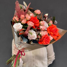 Яркий букет из микс роз и сафари