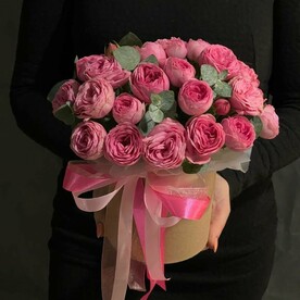 Композиция в шляпной коробке из VIP пионовидных роз с эвкалиптом