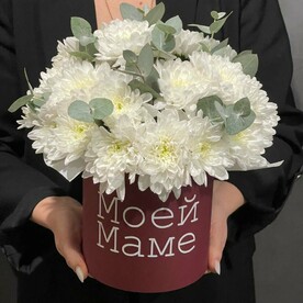 Композиция в шляпной коробке из хризантем с эвкалиптом