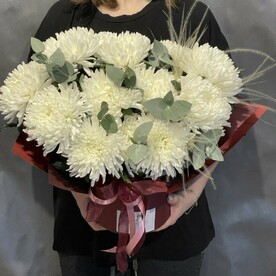 Шикарная композиция в шляпной коробке из Магнум с эвкалиптом и стифой