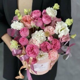 Цветочная композиция в шляпной коробке из VIP роз с эустомой и эвкалиптом