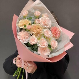 Нежный букет из диантусов и пионовидных роз