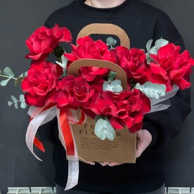 Композиция в сумке из красных французских роз с эвкалиптом