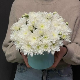 Махровая хризантема в шляпной коробке